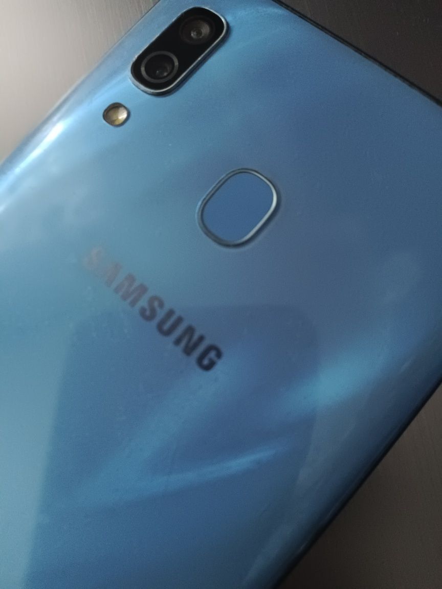 Продам сотовый телефон Samsung A30.