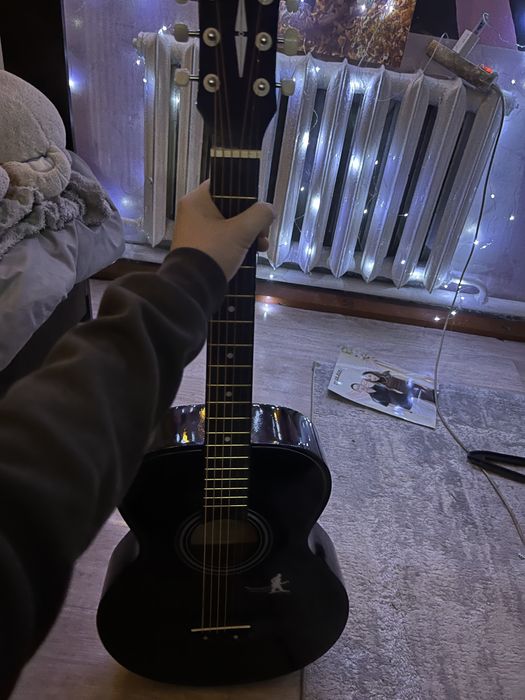 Гитара почти новая