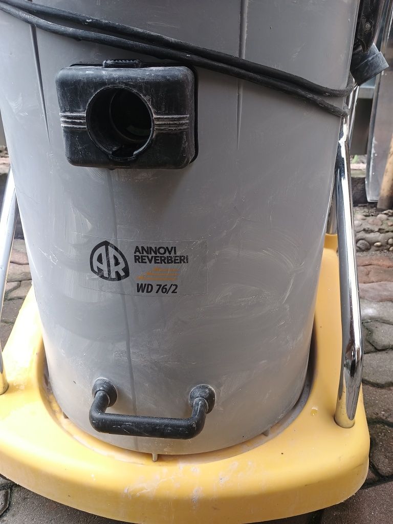 Vând aspirator industrial 2400 w