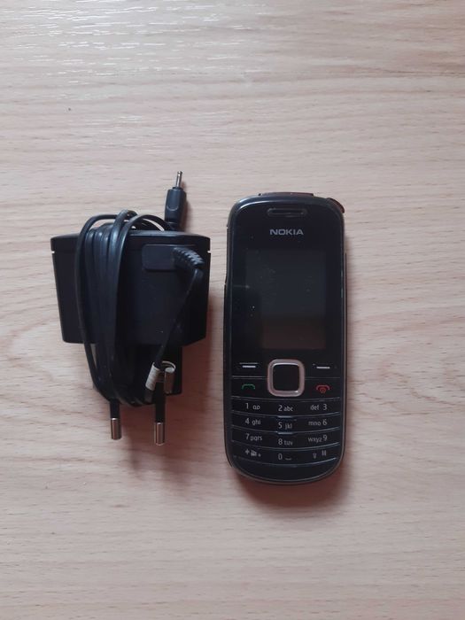 Телефон NOKIA 1661-2, със зарядно устройство