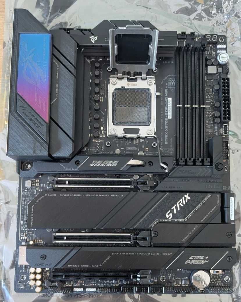 ASUS ROG Strix X670E Е Gaming AM5 + НОВ ! AMD RYZEN 9 9950X3D 16-Core