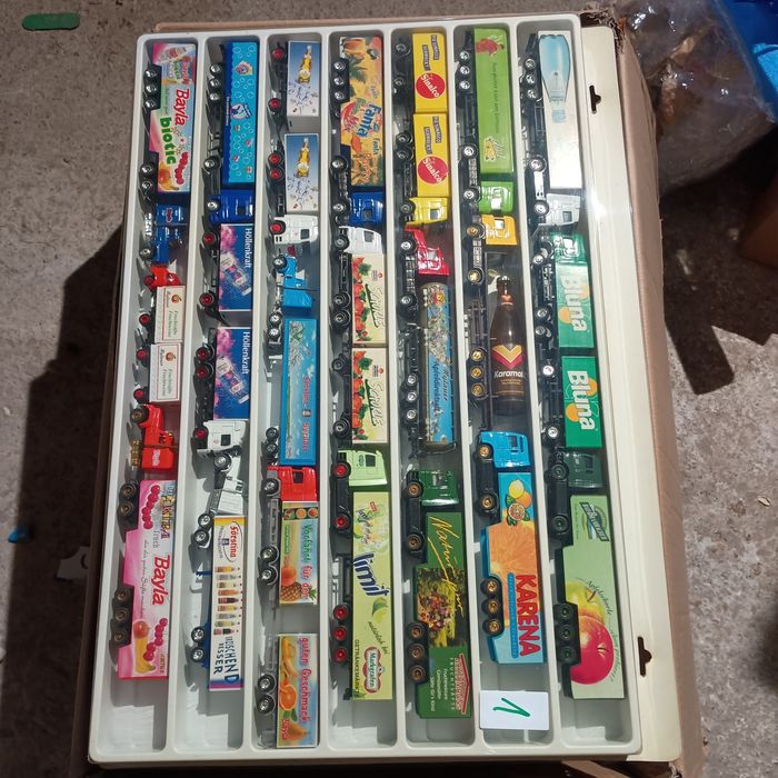 De vânzare cutii cu machete toate în stare perfecta noi