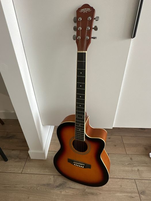 Продам акустическую гитару Caravan music