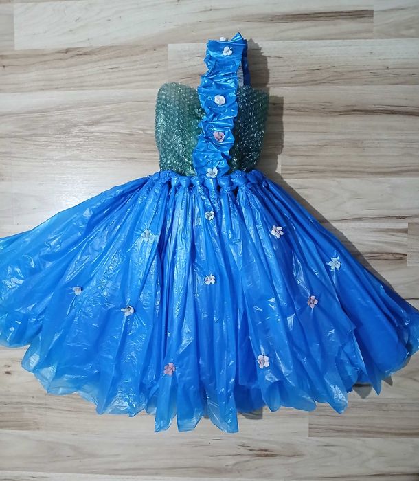 Rochie din materiale reciclabile pt fetita ,foate draguta,mar 3-5 ani