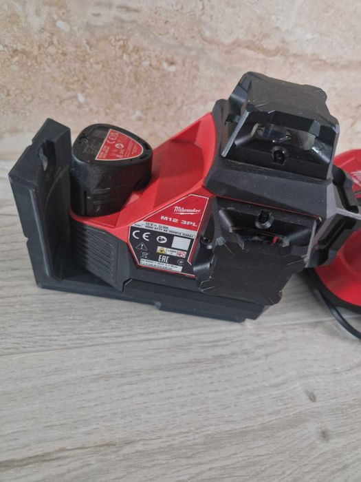 Nivela laser Milwaukee M12  3PL