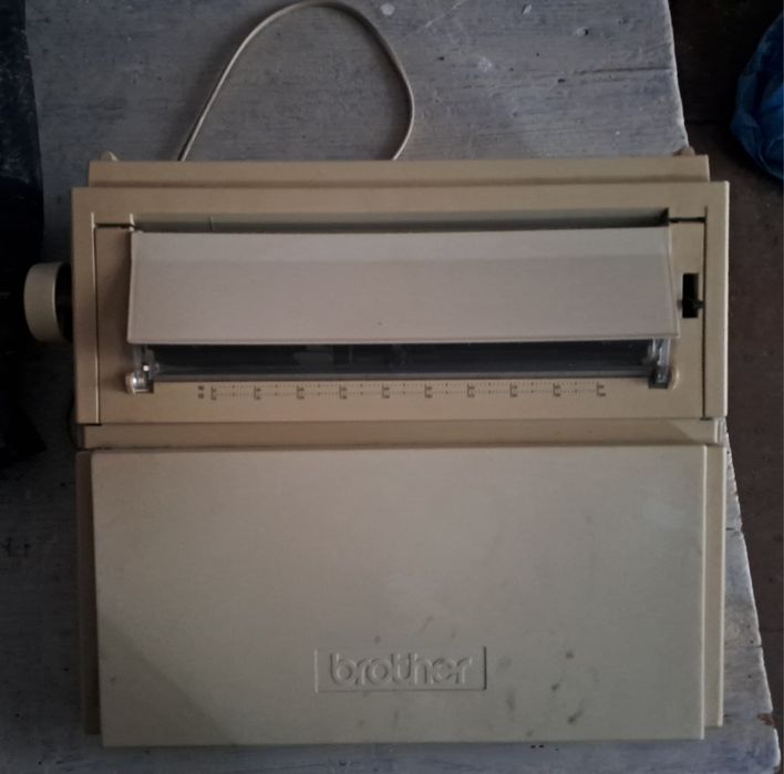 Masina de scris electrica Brother AX-110 defecta