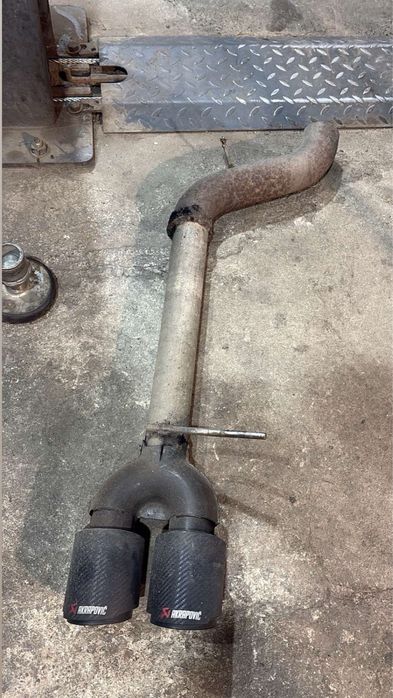 Заден накрайник с тръба към него