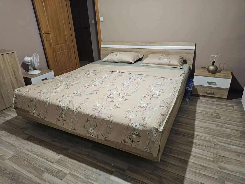 Спалня  200/200 с матрак , 5 кр гардероб ,скрин 140см , 2 шкафчета