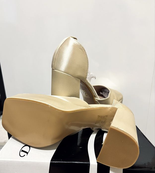 стилни дамски обувки на висока платформа в цвят шампанско/златисто