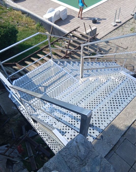 Scari zincate de exterior si interior