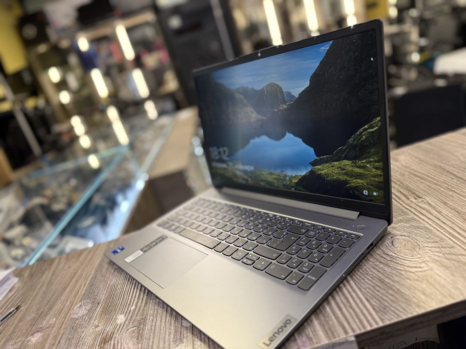 Lenovo Ideapad Slim 3 15IHR8