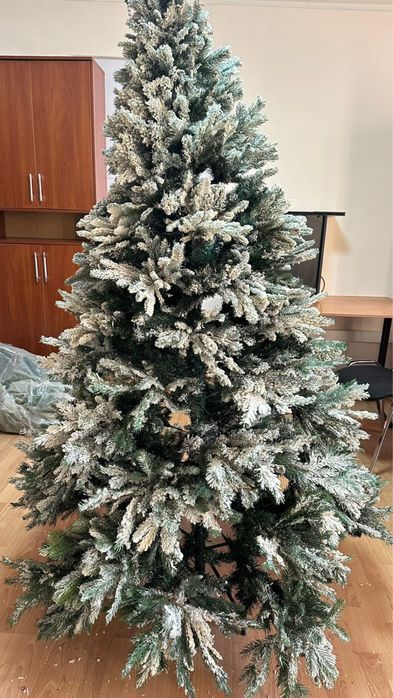 Искусственная новогодняя ёлка — 210 см, заснеженная.