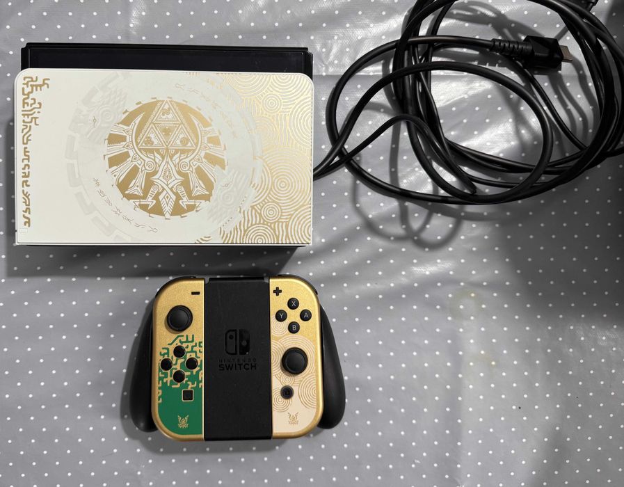 Vand NINTENDO SWITCH OLED ZELDA limited edition,plus 6 jocuri
