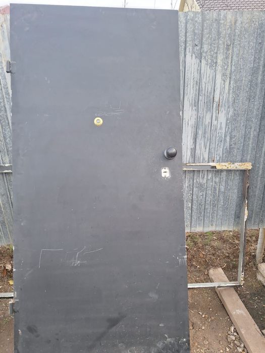 Продам входную железную дверь