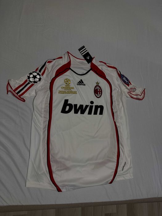 Tricou Milan 2007 alb finala champions league cu badgeuri fotbal