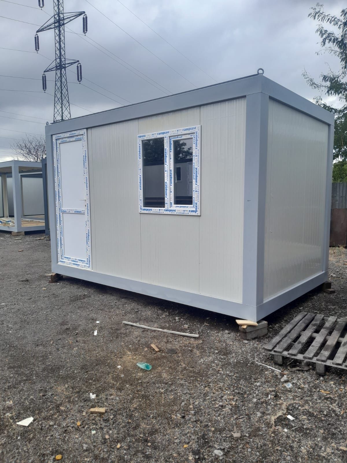 Vând container modular,  birou, grup sanitar, vestiar, vitrina