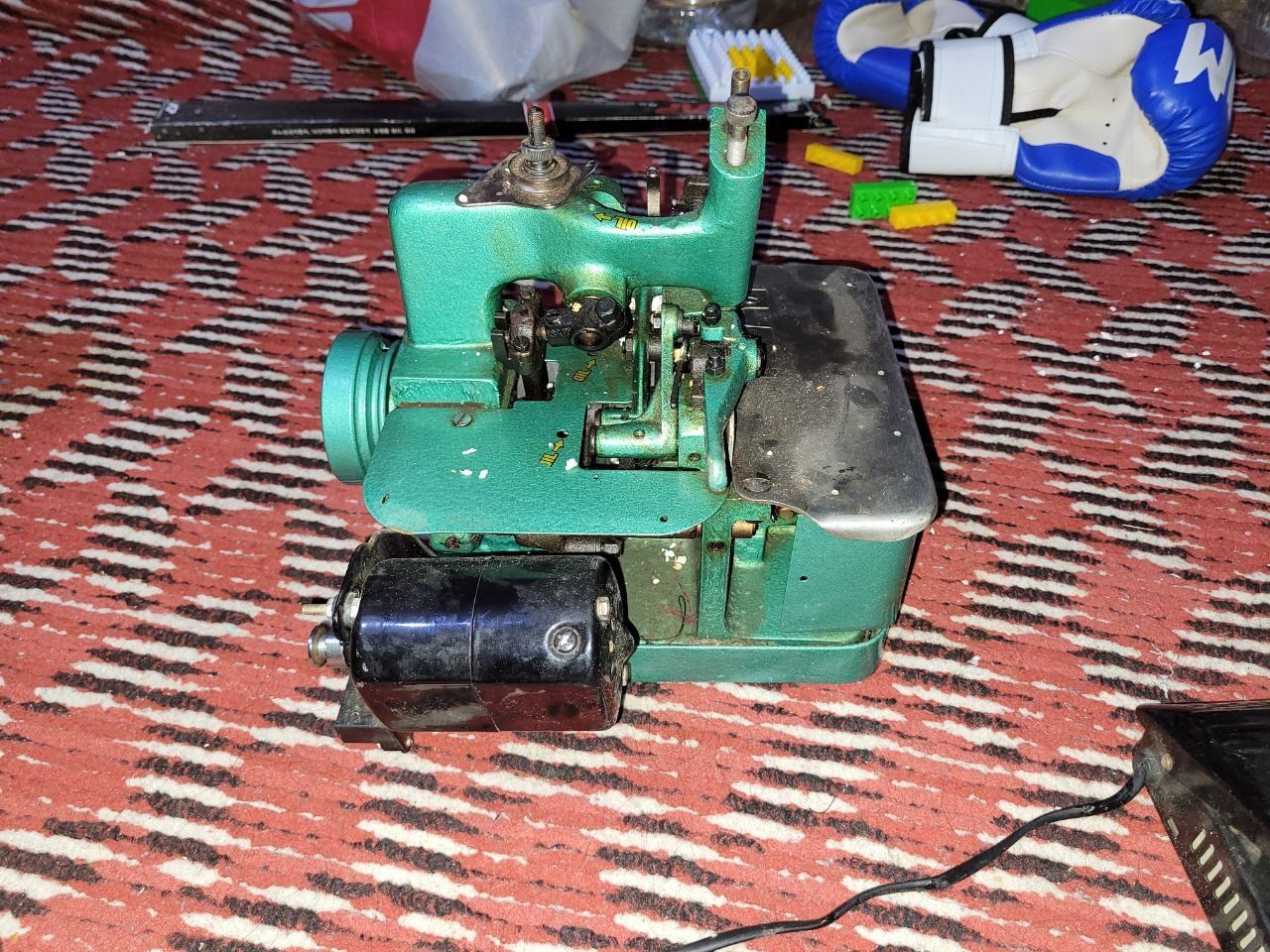 Averlok tikuv mashinasi 
Ishlashi Alo dkuarajada 
3 ta ip ketadi 
Chok