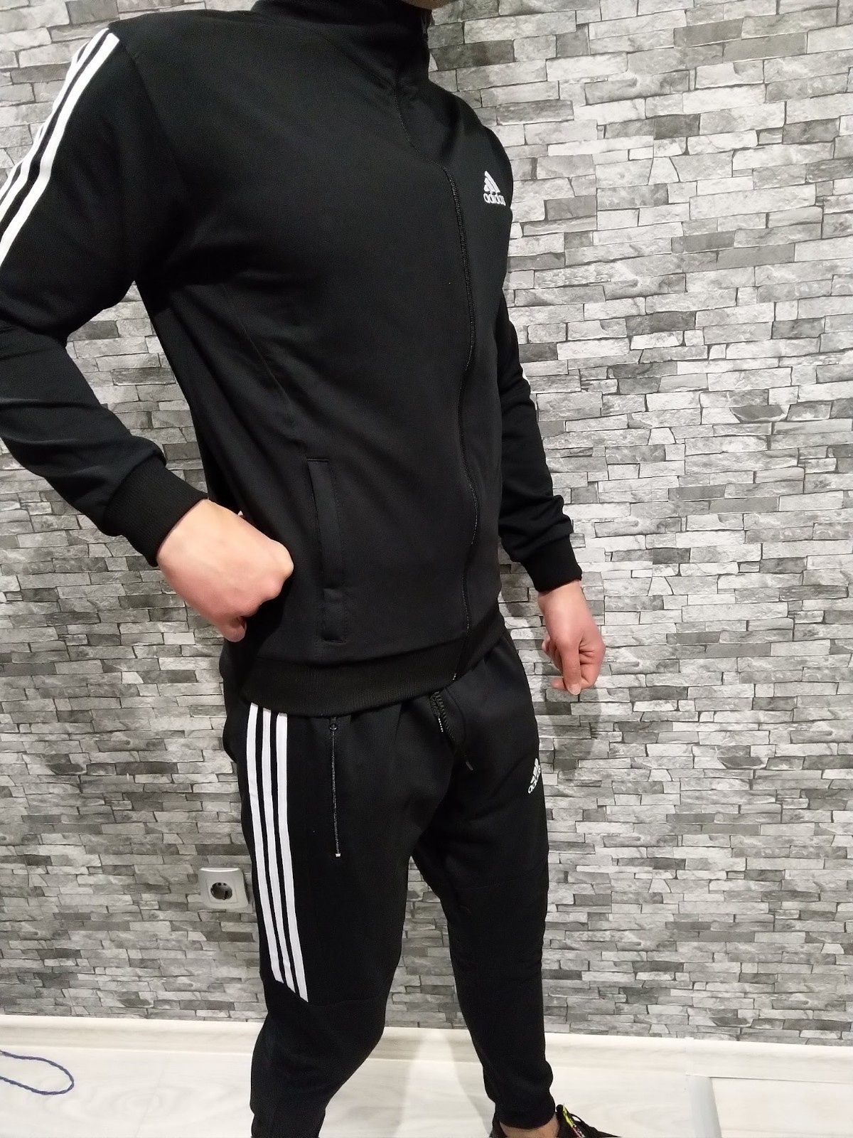 Екип Adidas от памук или полиамид.