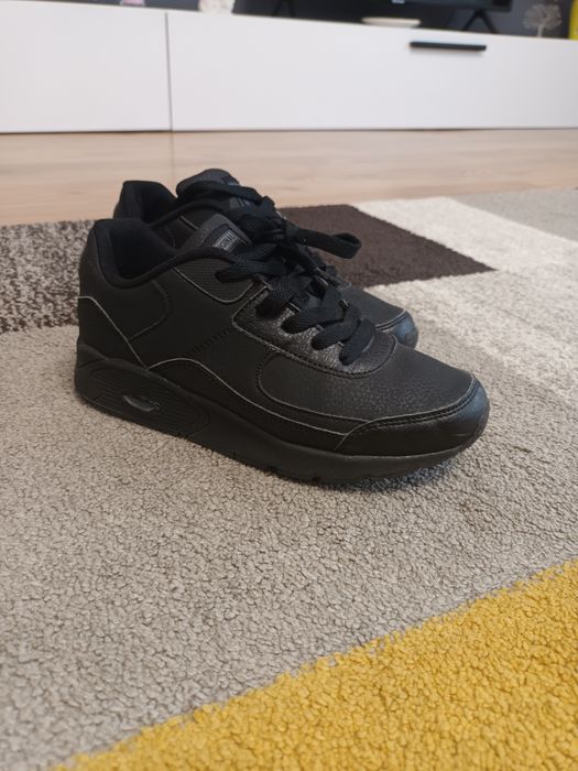 Pantofi sport Vty de culoare neagră.
