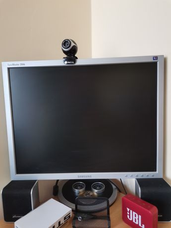Desktop myria cu monitor Samsung SyncMaster 204b și sistem audio 5.1 s