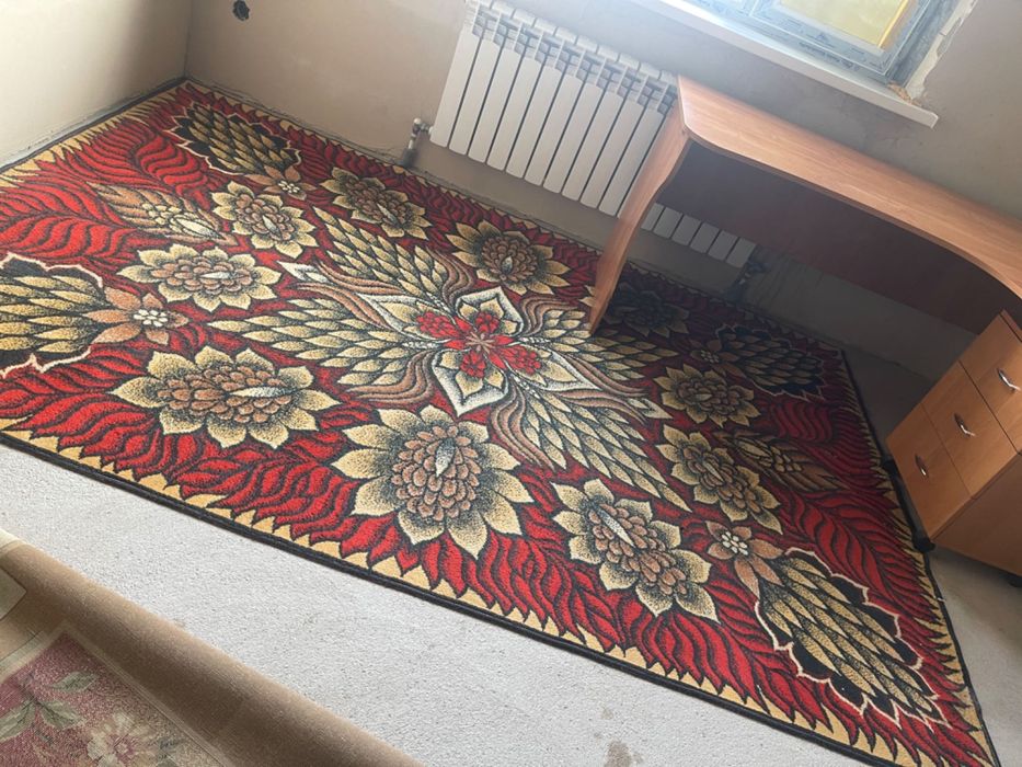 Ковер яркий 2*3 в отличном состоянии легкий мягкий