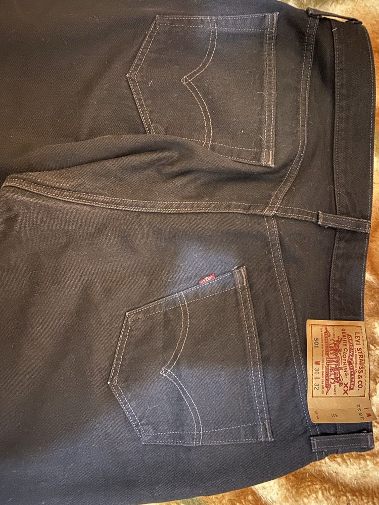 Blugi Levis 501 Negri ca noi