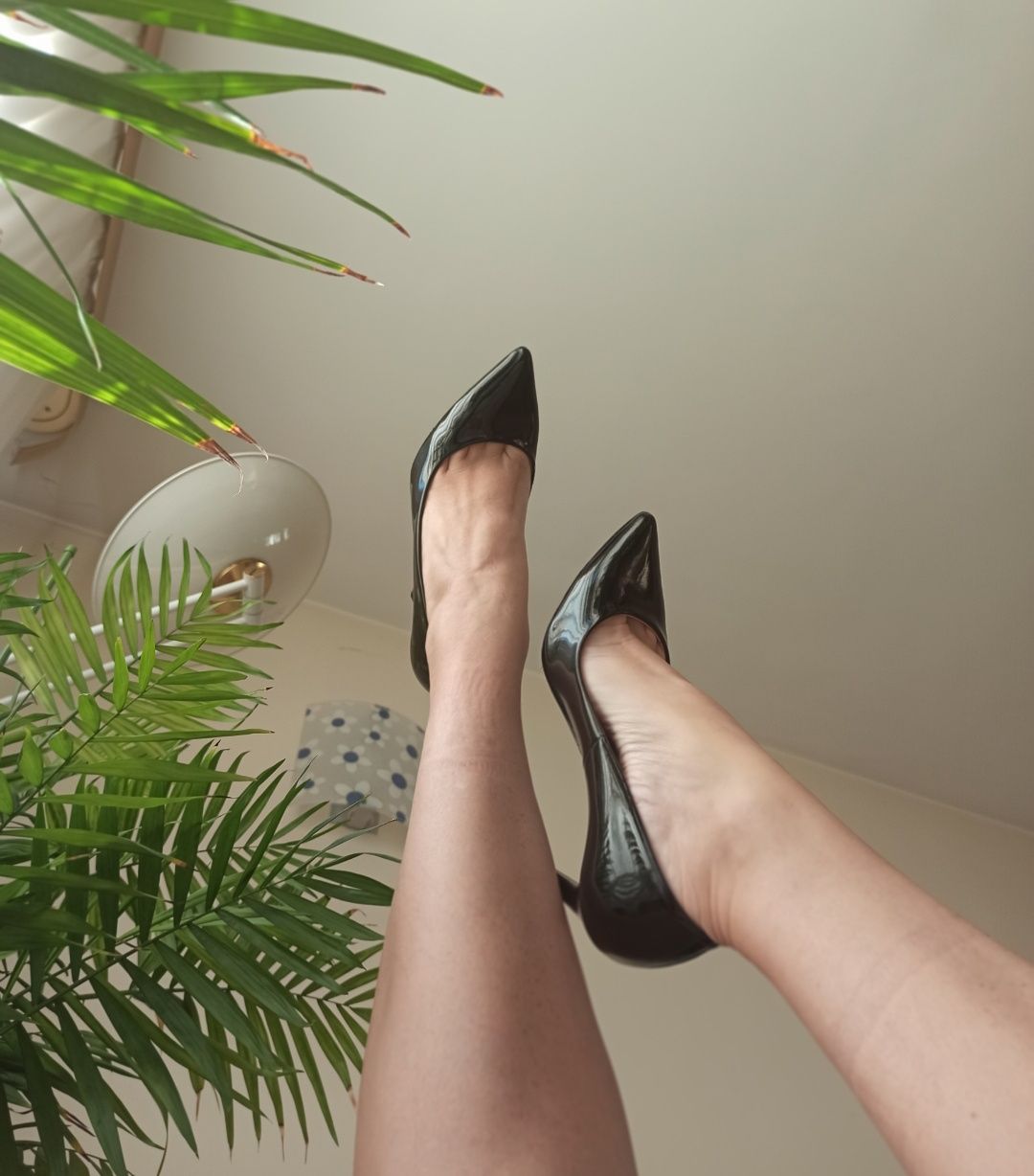Елегантни, дамски, лачени обувки, размер 37