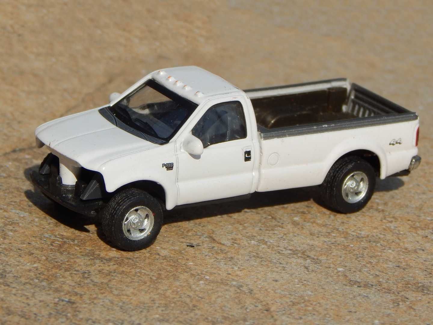 Macheta Ford F-350 1999 lipsa masca pt diorame piese sc 1:72