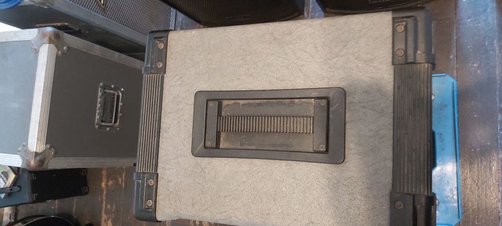 Vând combo de bas Carlsbro