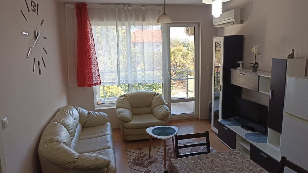 Тристаен апартамент в Бриз