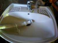 Раковина для ванной на ножке с краном