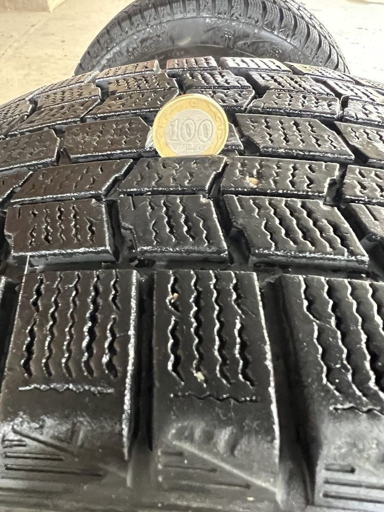 Зимняя резина Dunlop задний 245/40/18 передний 235/45/18 4 штук компле