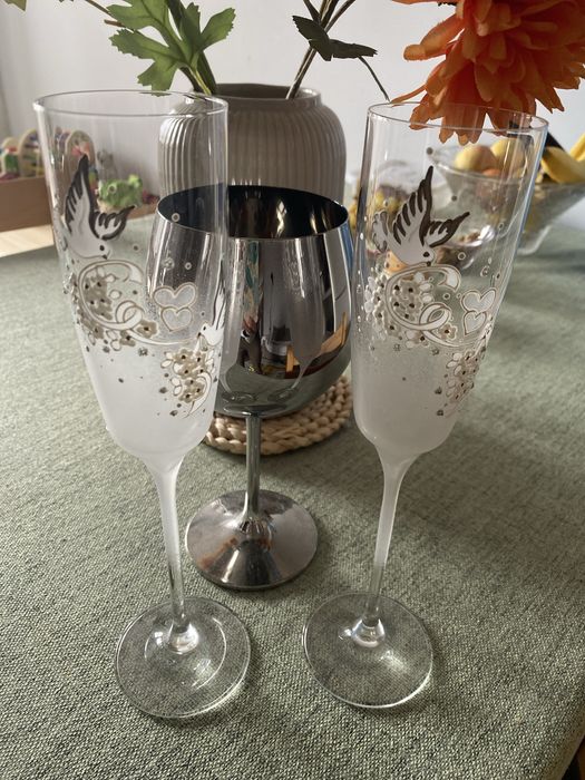 Сватбени чаши и църковен бокал