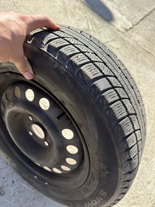 Vand 3 anvelope cu janta tabla