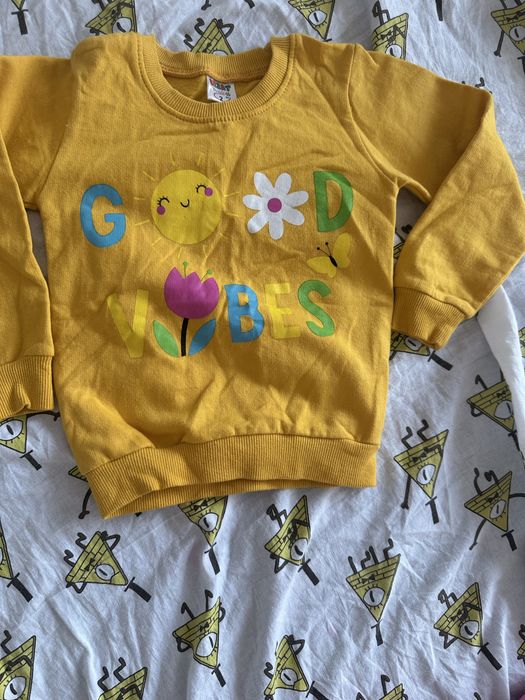Жёлтая кофточка для девочки трёх лет.