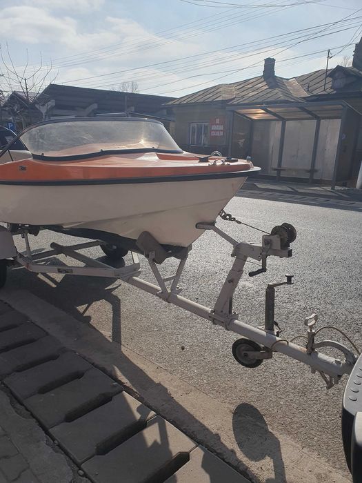 Vand barcă cu motor