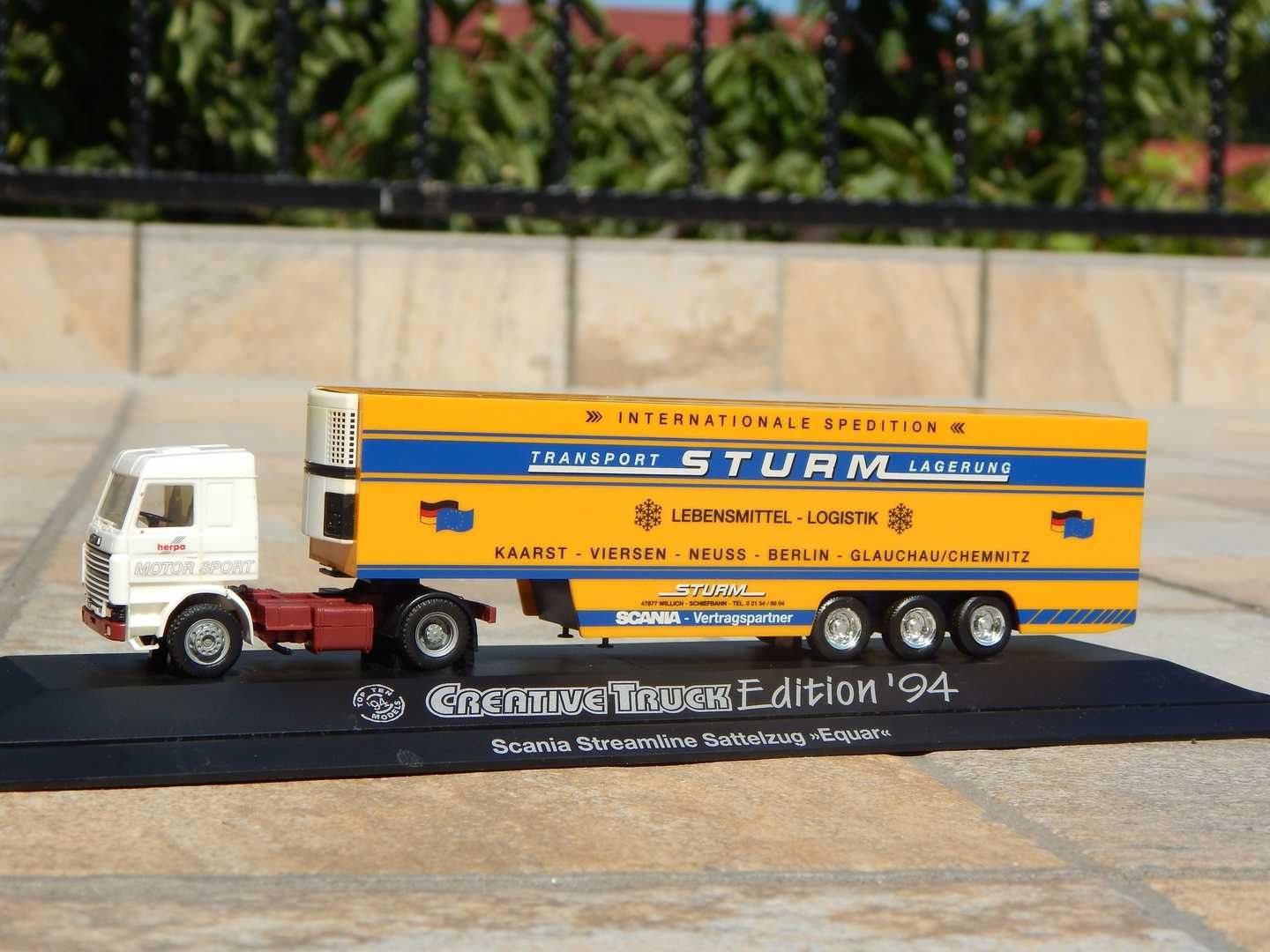 Macheta camion frigorific Scania 143M 470 1994 1:87 Herpa cu vitrina