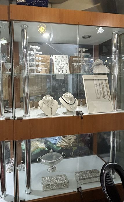 Vand corpuri expozitie magazin