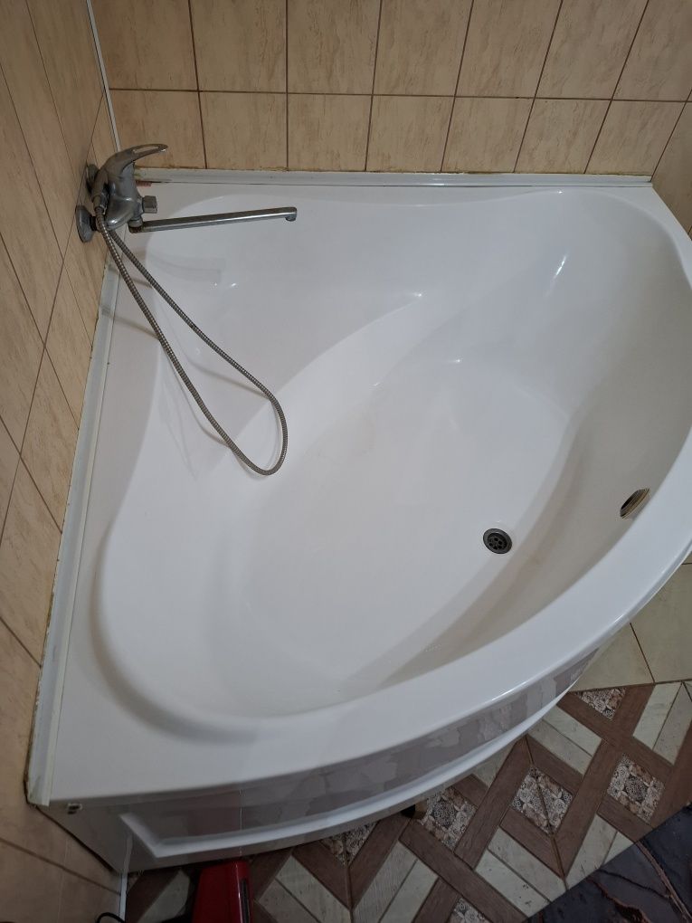 Продам угловую акриловую ванну