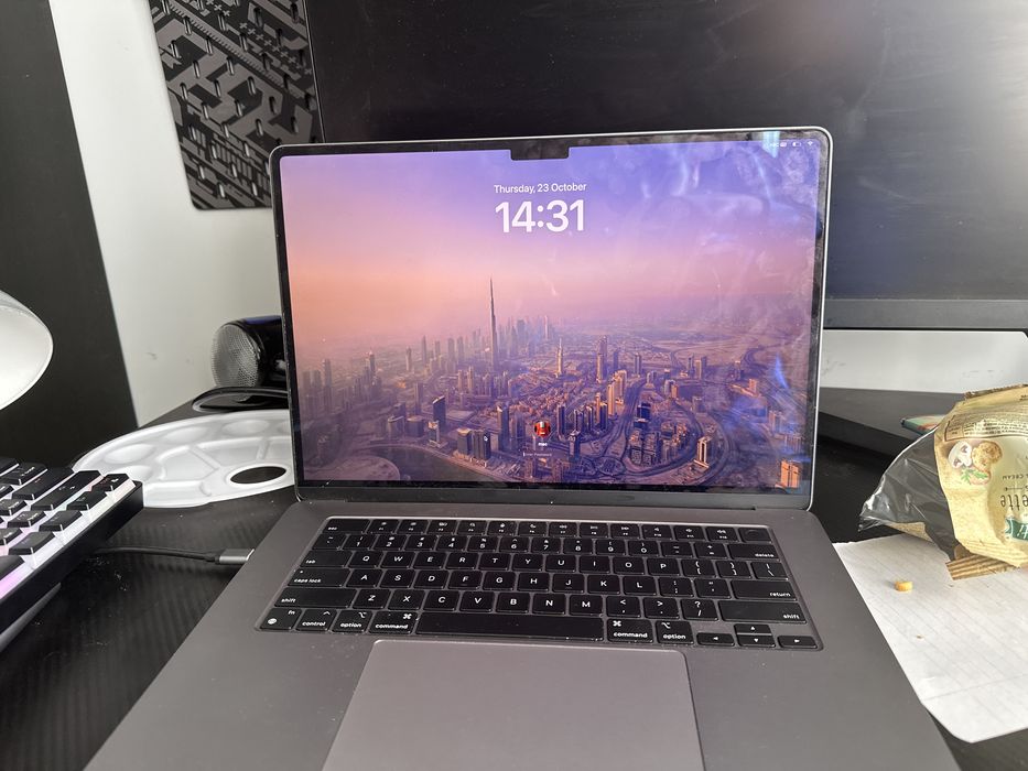 Macbook 15 inch M2 2023 перфектен.