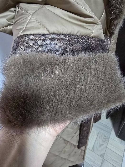 Geaca cu guler din blana naturala moale, cordon propriu în talie