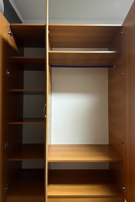 Vand dulap spatios din lemn