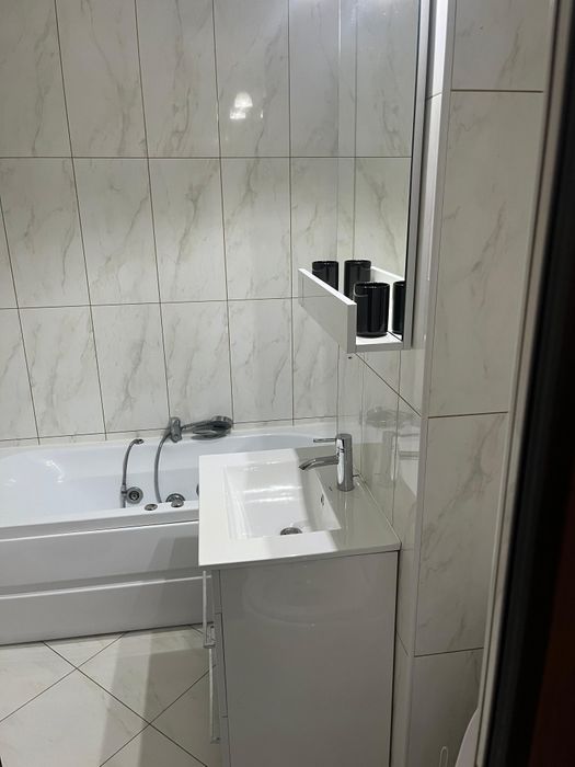 Inchiriez apartament