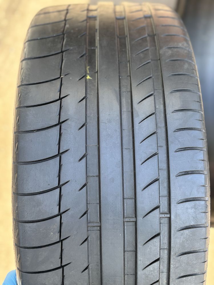 235/30/20 Michelin  2 бр