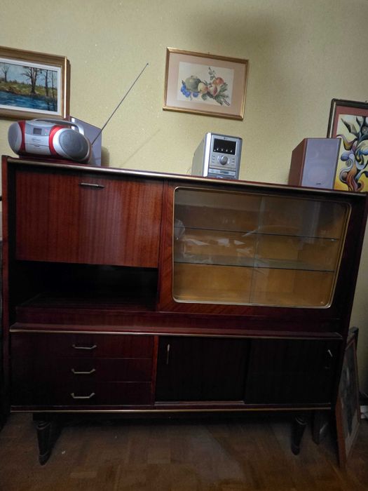 Donez doua dulapuri cu vitrine si o lada pt asternut