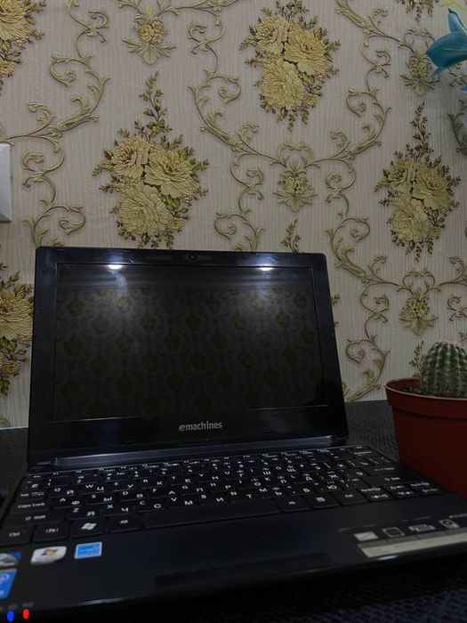 Нетбук emachaines. Intel atom/ 1gb озу.