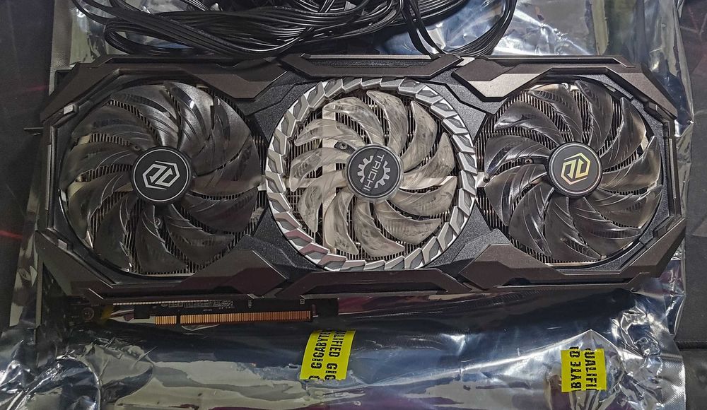 Продавам ASRock RX 6800 XT Taichi X - 16 GB в отлично състояние