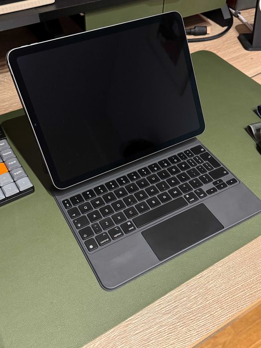 % Vand iPad Air 5th Gen. (Wifi / 64 GB) + Apple Magic Keyboard %