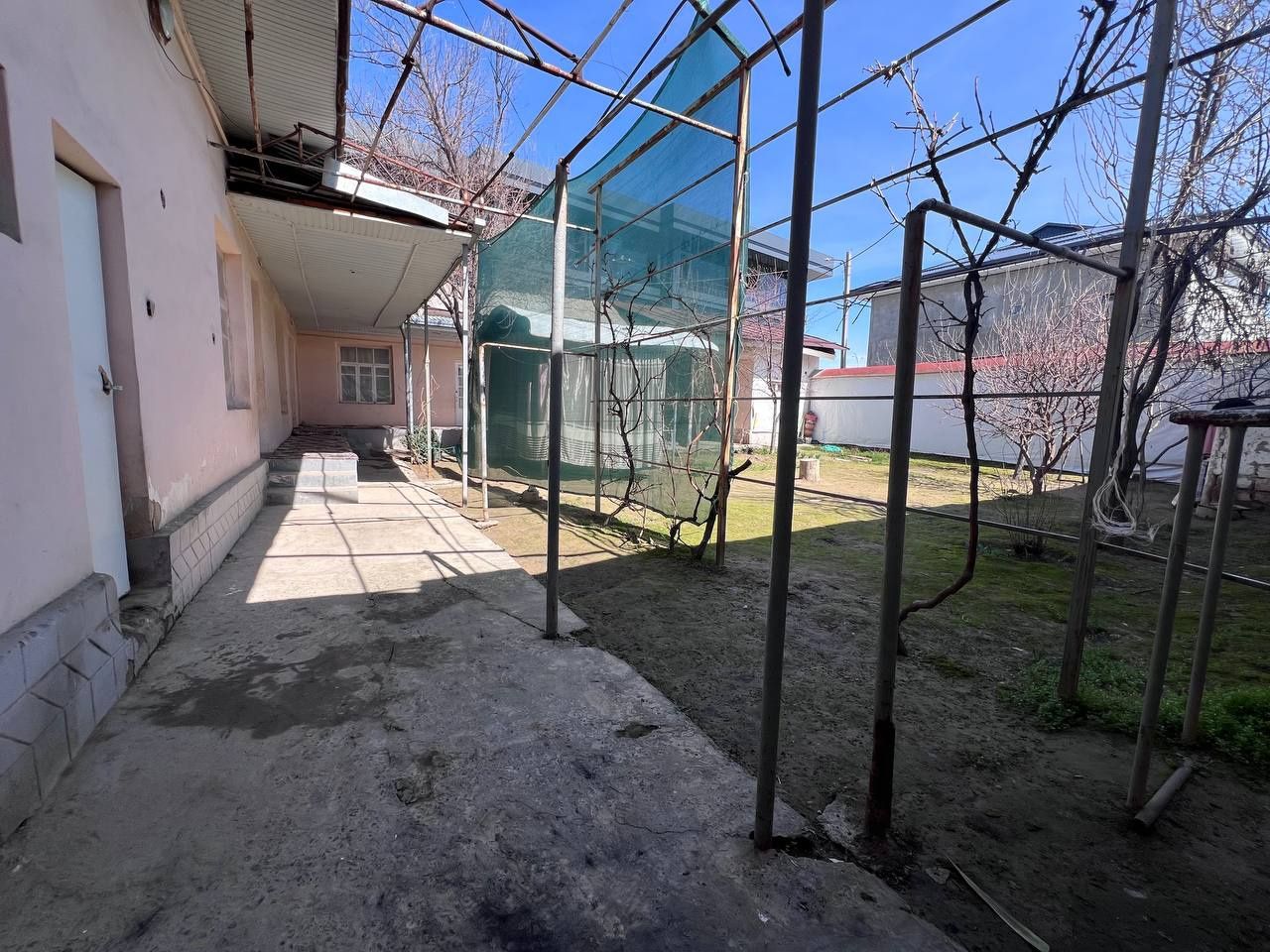 Шланба да ховли сотилади 4,4 сотх. Тўрт бурчак, торцевой, фасад 42м.