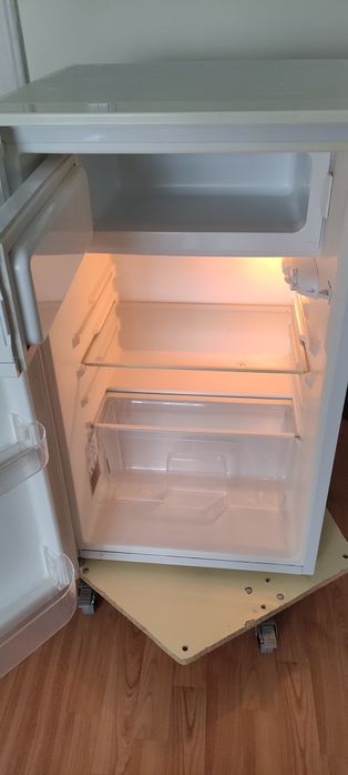 Frigider în perfectă stare de funcționare, ideal pentru spatii mici